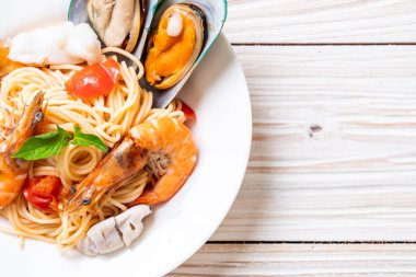 Deniz ürünleri makarna spagetti ve istiridye, karides, Squis, midye ile