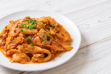 kimchi ile tavada kızartılmış domuz eti 