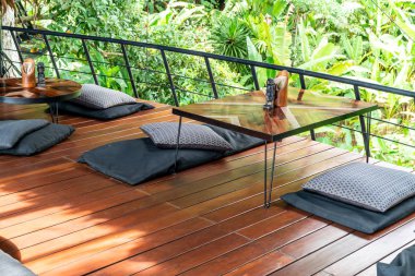 boş tablo ve minderler