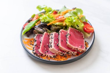 Taze orkinos sebze salata ile ham