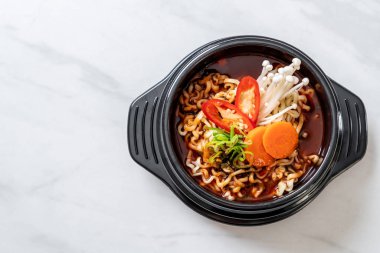 siyah kase Kore anlık erişte