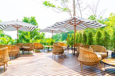 boş açık veranda masa ve sandalye yastıkları ile