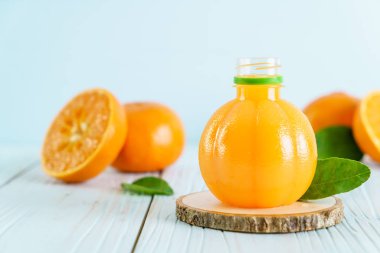 Ahşap arka plan üzerinde taze portakal suyu
