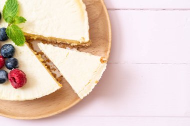 Ahududu ve yaban mersini ile ev yapımı cheesecake 