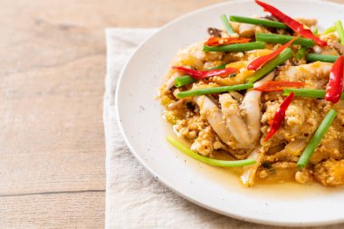 Tavada kızartılmış kalamar ve ahtapot tuzlu yumurta ile