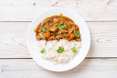 Japon köri pirinç dilimlenmiş domuz eti, havuç ve soğan ile