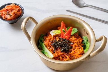 sebze ve kimchi Koreli anlık erişte