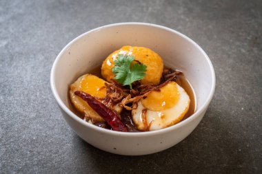 Haşlanmış yumurta demirhindi soslu kızarmış