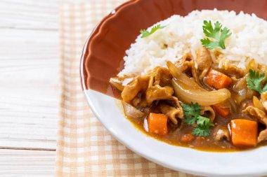 Japon köri pirinç dilimlenmiş domuz eti, havuç ve soğan ile