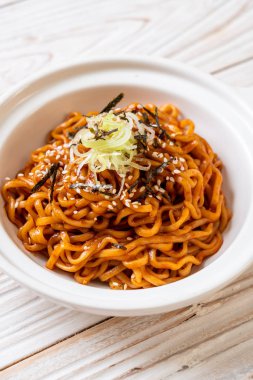 Kore sıcak ve baharatlı anlık noodle kimchi ile