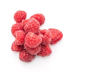 Beyaz arka planda taze ahududu