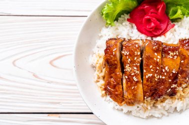 tepesinde pirinç teriyaki soslu ızgara tavuk