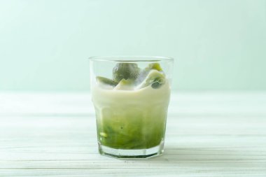 Matcha yeşil çay buzlu süt ile