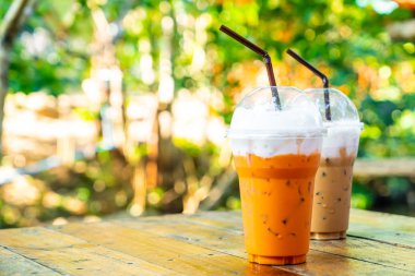 Tay buzlu süt çay ve buzlu kahve kahve fincanı