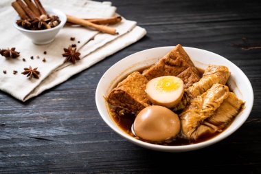 kahverengi sosu veya tatlı sos haşlanmış yumurta