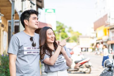 Mutlu genç Asyalı çift aşık iyi vakit geçiriyor