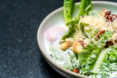 Yumurta ile Sezar salata kasesi