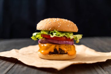 taze lezzetli biftek burger peynir ve patates kızartması