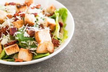 Sezar salatası masasında