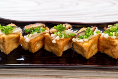 Shitake mantar ve altın iğne mantar ile kızarmış Tofu