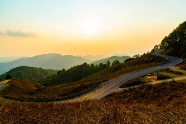 Katman dağ ve yol ile güzel günbatımı gökyüzü
