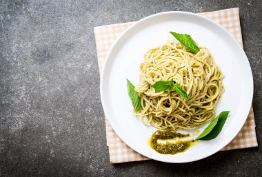 Spagetti pesto sos, zeytin yağı ve fesleğen yaprakları ile.