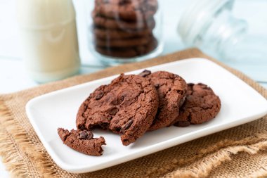 çikolata parçaları ile çikolatalı kurabiye 