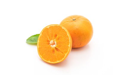 Beyaz arka plan üzerinde taze turuncu meyveler