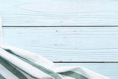 mutfak bezi (peçete) mavi ahşap zemin üzerine