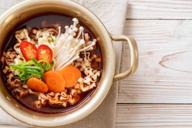 Altın tencerede Kore anlık erişte 