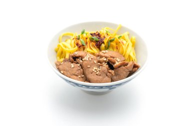 domuz eti ile Asya tavada kızartılmış erişte