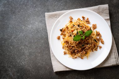 Kıyılmış domuz eti ve fesleğen ile tavada kızartılmış spagetti