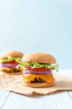 taze lezzetli biftek burger peynir ve patates kızartması