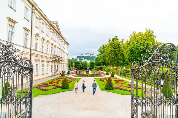 Salzburgo, Áustria - 30 de agosto de 2018: Turistas que caminham pela Mir — Fotografia de Stock
