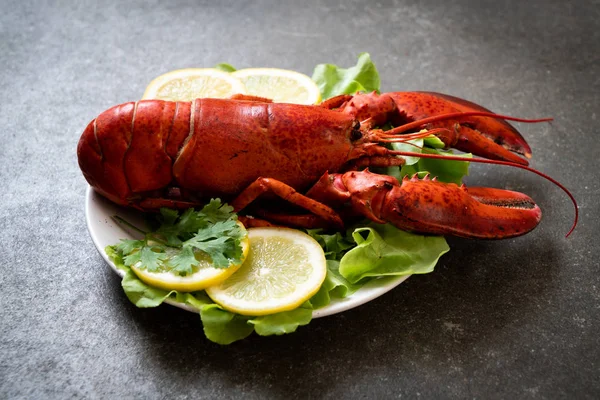 オマール海老のゆで野菜とレモン — ストック写真