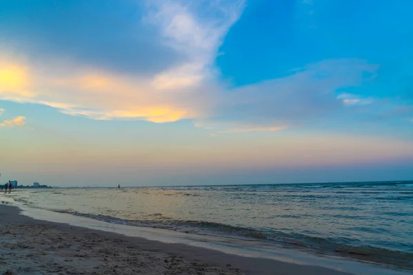 Hermoso cielo crepuscular con playa de mar — Foto de Stock