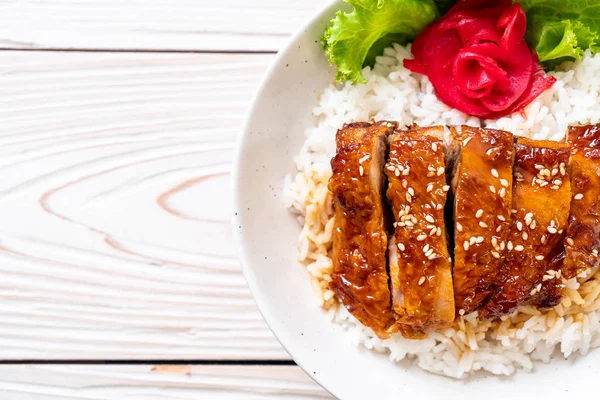 Frango grelhado com molho teriyaki em arroz coberto — Fotografia de Stock