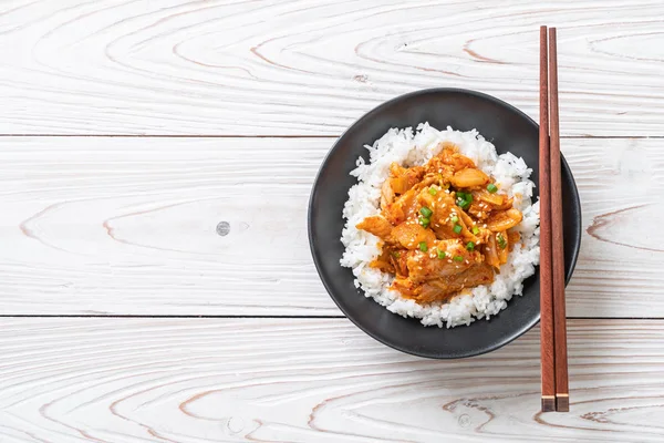 Cerdo frito con kimchi sobre arroz rematado —  Fotos de Stock