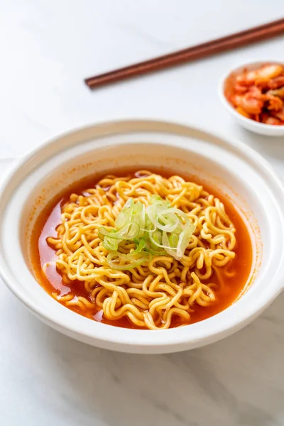 韩国辣方便面和泡菜 — 图库照片