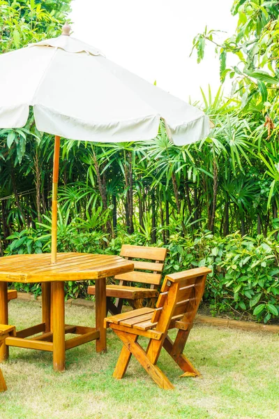 Mesa de madera vacía patio al aire libre y silla en el jardín del hogar — Foto de Stock