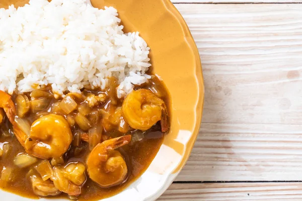 Garnelen in Currysoße auf Reis — Stockfoto