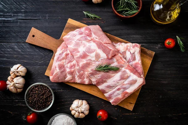 Taze çiğ domuz kaburgası. 