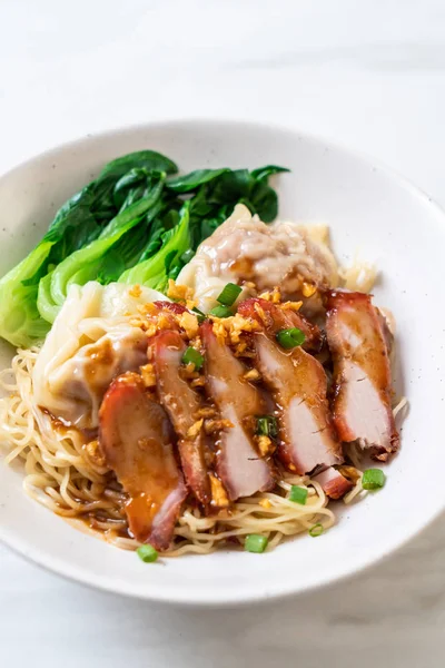 Fideos de huevo con cerdo asado rojo y wonton — Foto de Stock