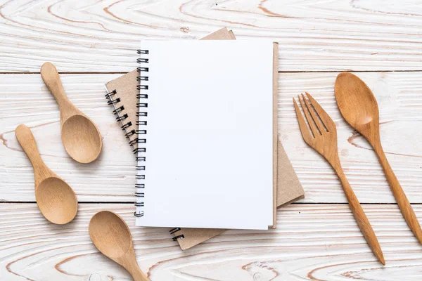 Libreta en blanco para nota de texto en superficie de madera con sapce de copia — Foto de Stock