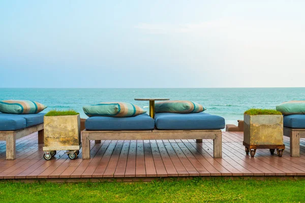 Üres strand szék kanapé, kilátással a tengerre — Stock Fotó