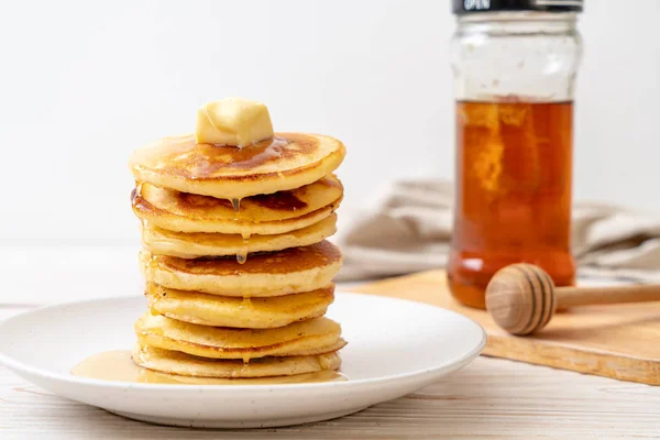 Pannkakor med smör och honung — Stockfoto