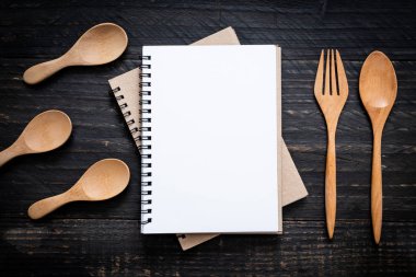 metin Not kopya sapce ile ahşap yüzeyde için boş defter