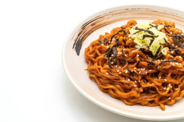 Kore sıcak ve baharatlı anlık erişte