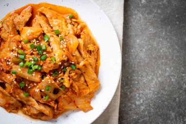 kimchi ile tavada kızartılmış domuz eti 