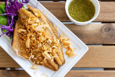 Fried Snapper sarımsak ile fileto balık